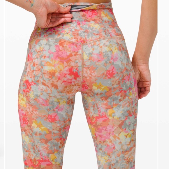 Lululemon Size 4 Unlimit High-Rise Tight 25"
Inflorescence Multi Floral Leggings - Picture 1 of 4